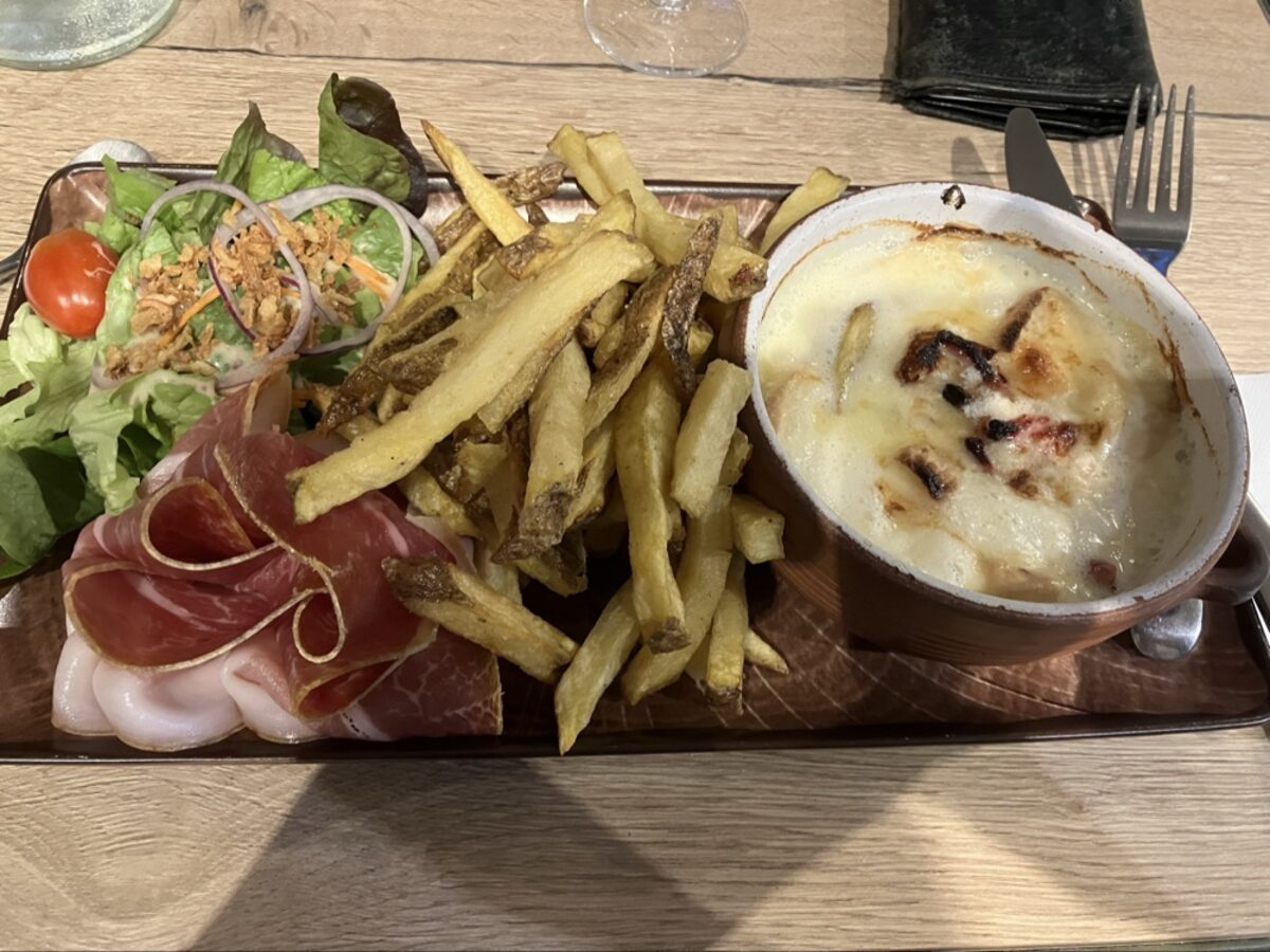 Assiette auvergnate : jambon cru, frites maison et poêlée au fromage