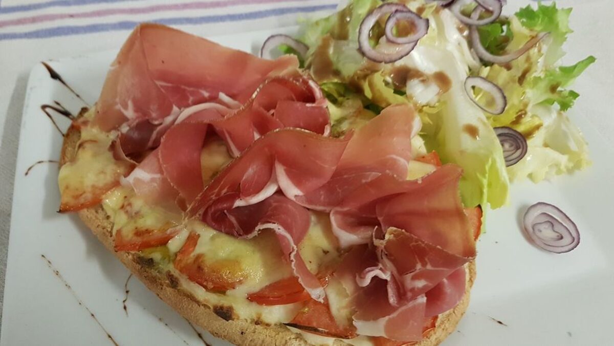 Bruschetta au jambon cru et salade