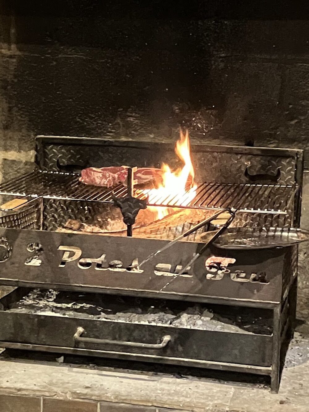 Le cantou de la salle, la viande grillée au feu de bois