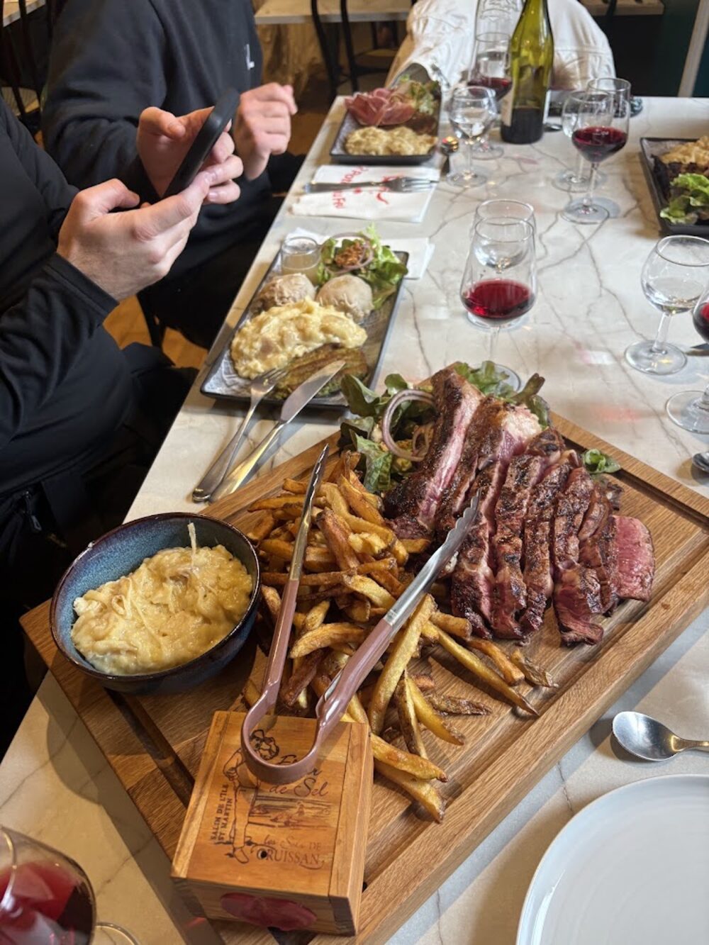 La côte de bœuf sur sa planche à partager