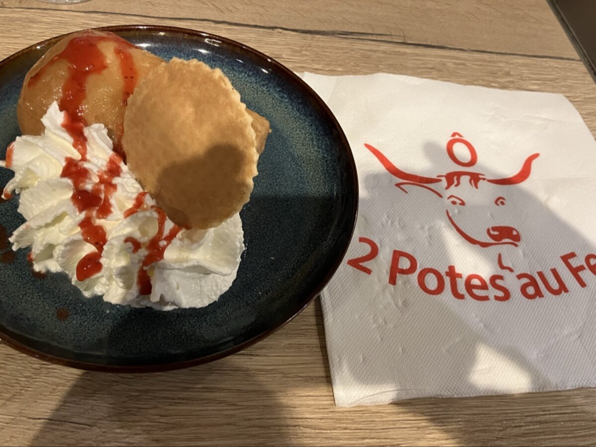 Dessert de la maison et sa serviette siglée Ô 2 Potes au Feu