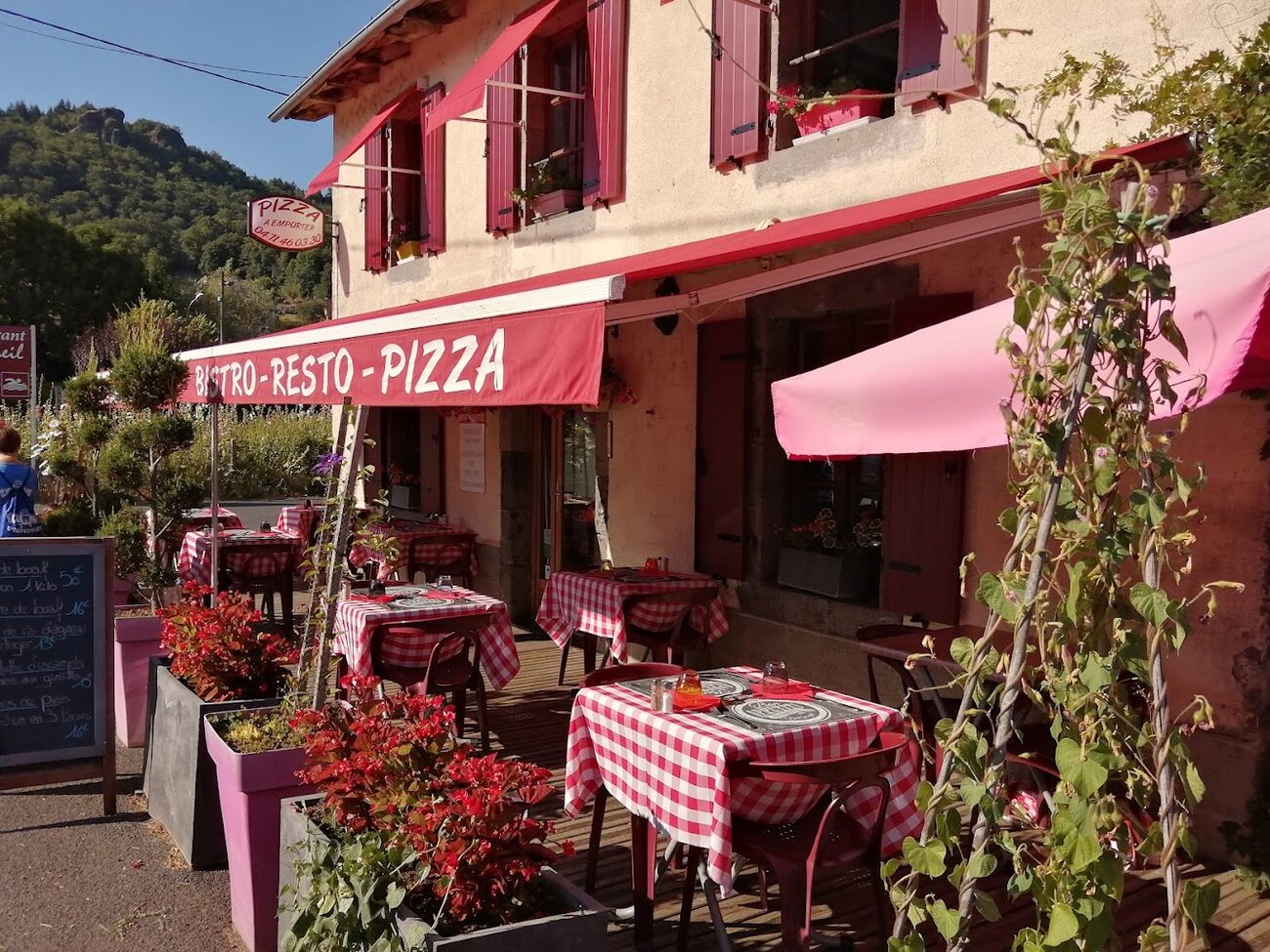 La terrasse en été, nappes vichy rouges et parasols